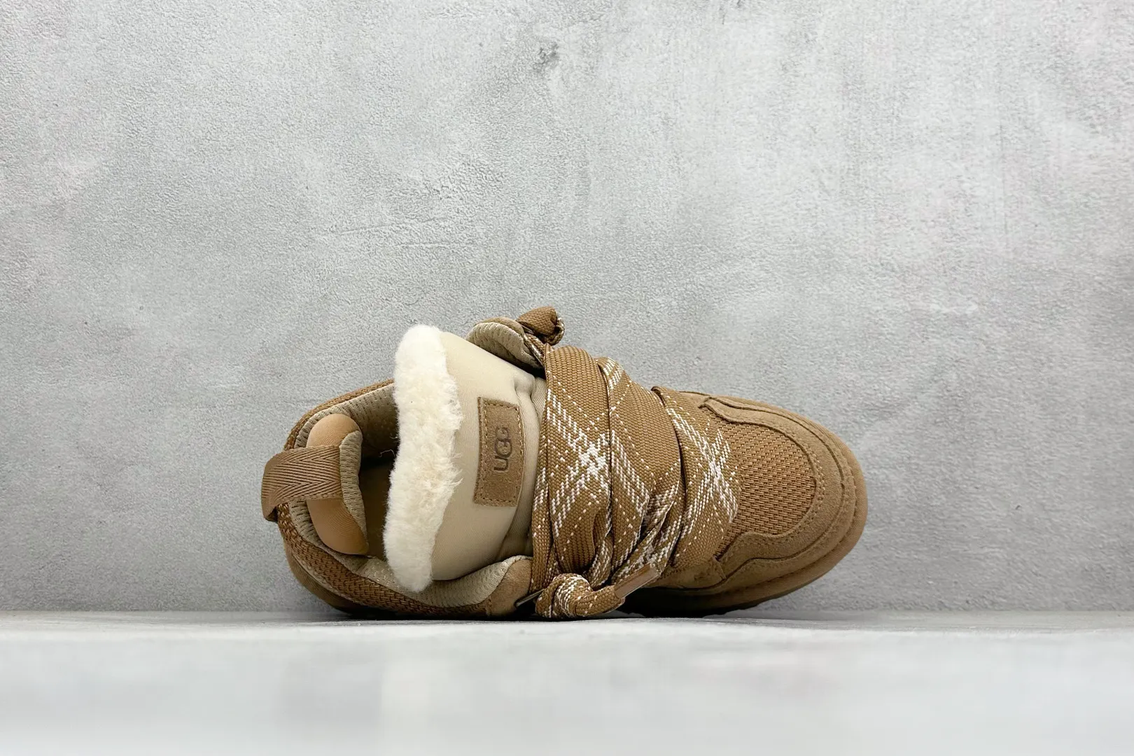 🐲💰 560 Support store UGG sheepskin all-in-one snow boots Mel style upper design, recycled ballistic canvas mesh, high-quality suede upper, two-color flat shoelaces. The inner material of the shoe is made of Longfeng sheep fur. Furry lining keeps warm and locks in heat. The sole material is a comfortable Treadlite by UGG EVA light wing outsole. Item number: 1144032 Size: 35-45